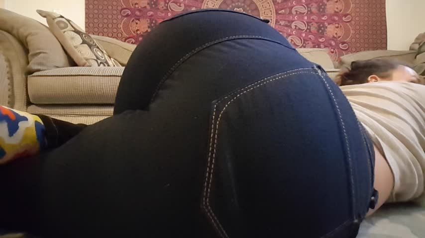Big ass and farts in jeans