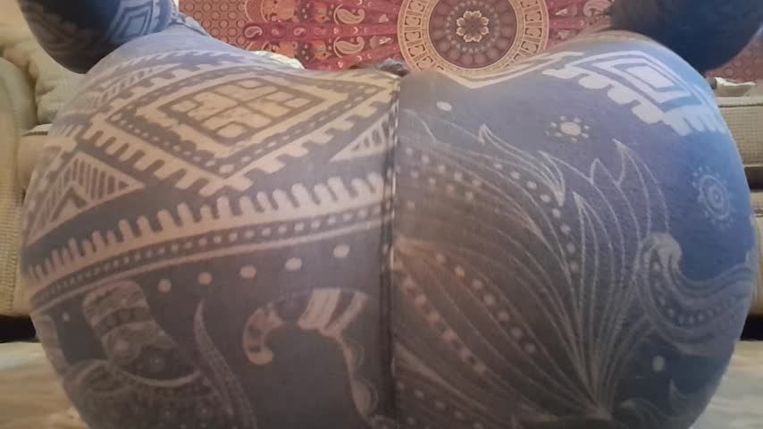 Squishy thick booty farting