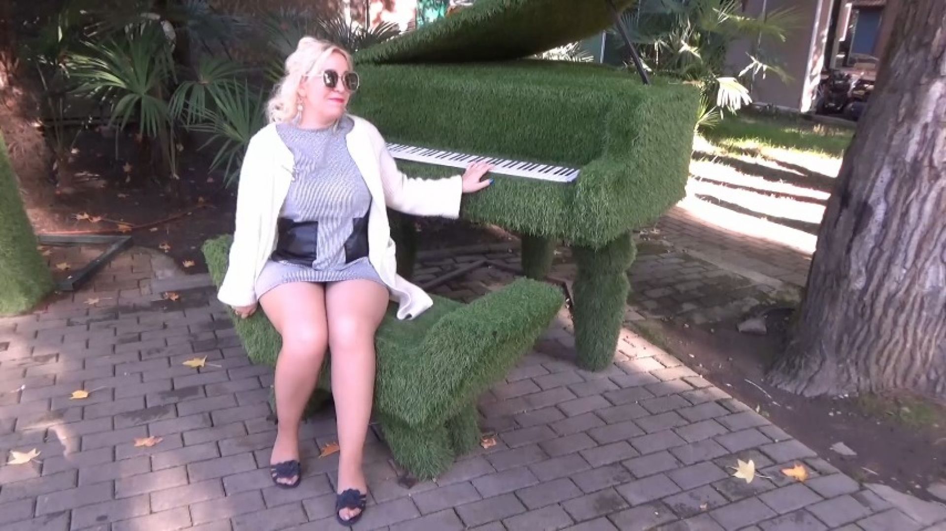Crossed  legs - Juicy thighs