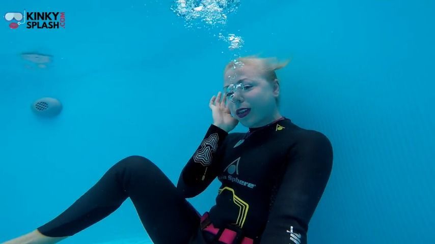 Kinky Splash Underwater Selfies