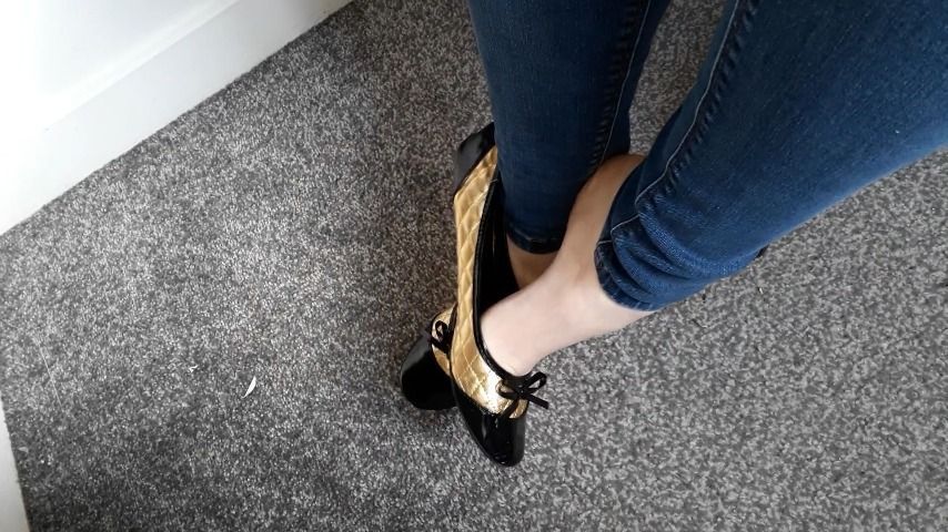 Candid Flats dangling and shoeplay