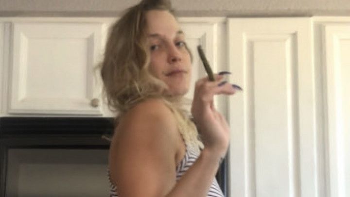 Kitchen solo play… Finger licking good