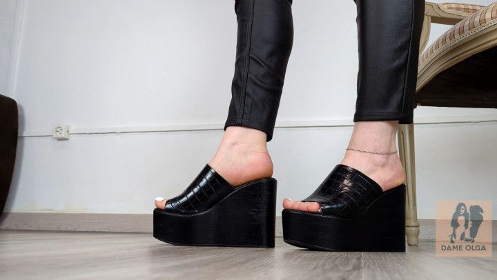 577 / Shoe Collection: Plateform Wedges and Wetlook Pants
