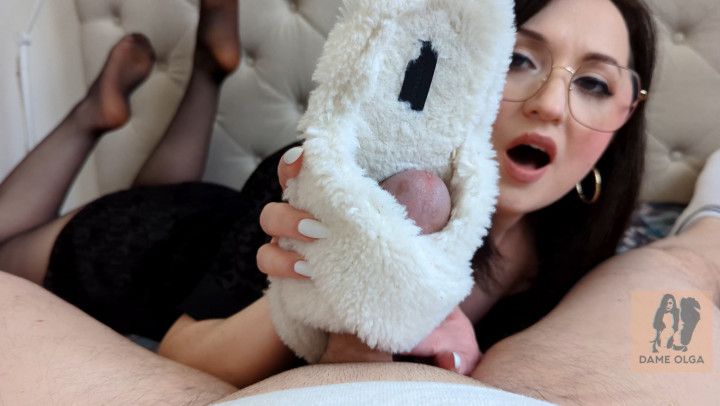 572 / Fluffy Slippers Made for Shoejob and Shoe Fucking / 4K