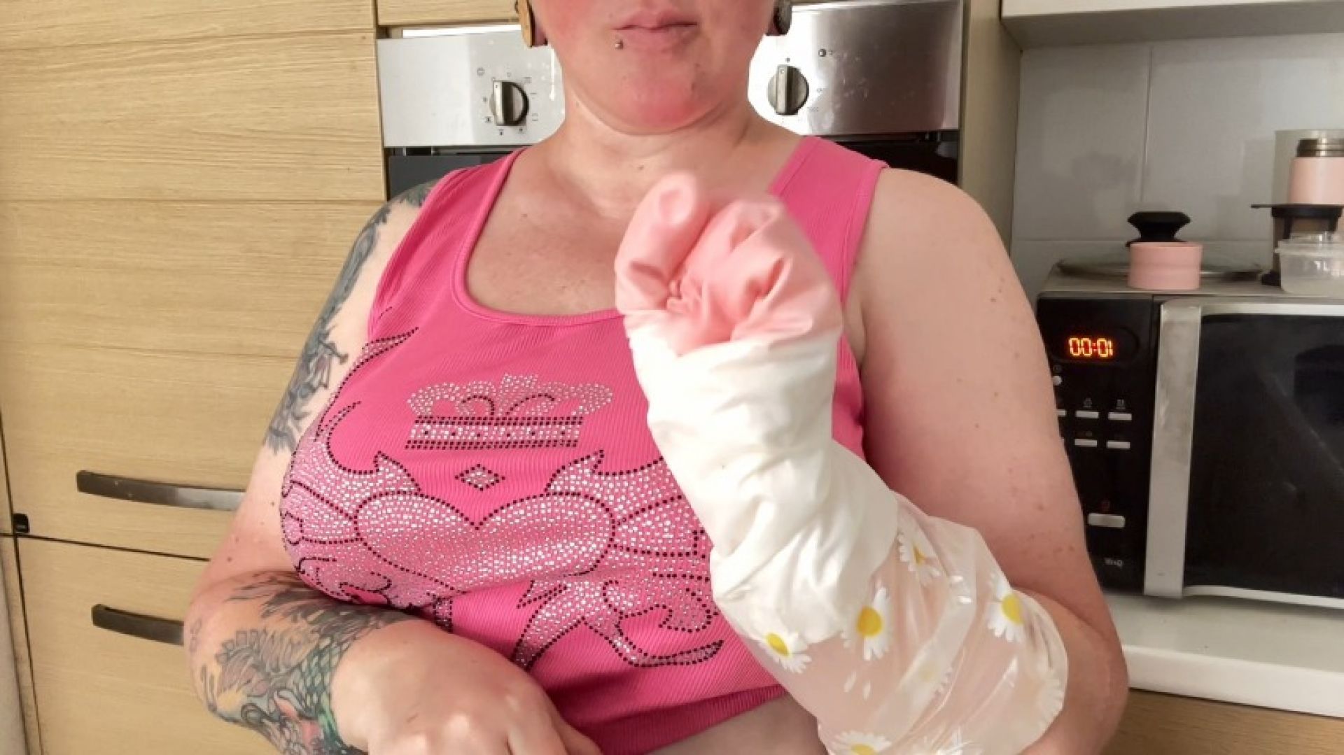 asmr washing dishes in rubber gloves