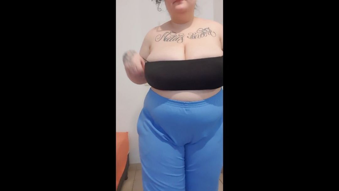 Trying my scrubs for medschool + twerking