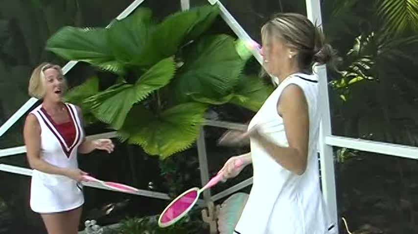 Underwater Cat Fight - Sandy vs Ivy