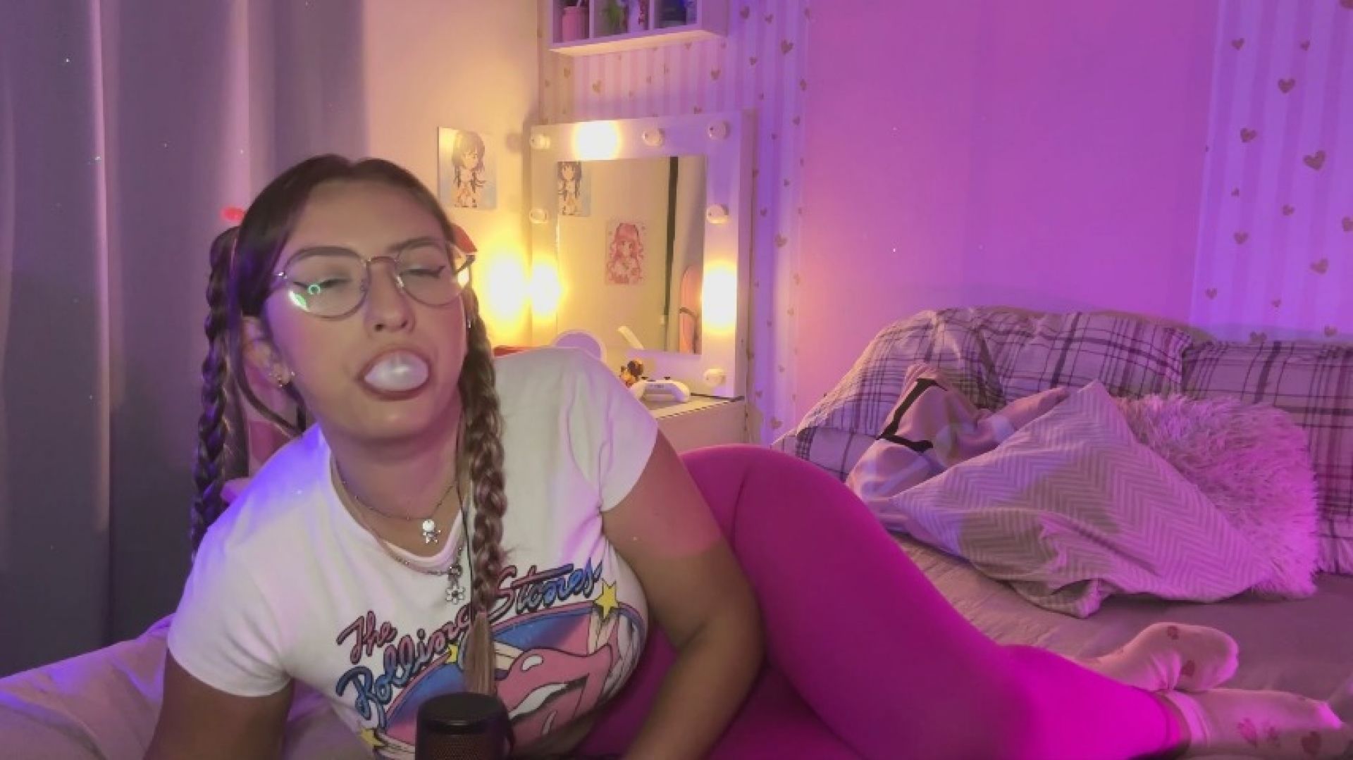 ASMR Chewing Gum and Sensual Bubble Popping in Leggings