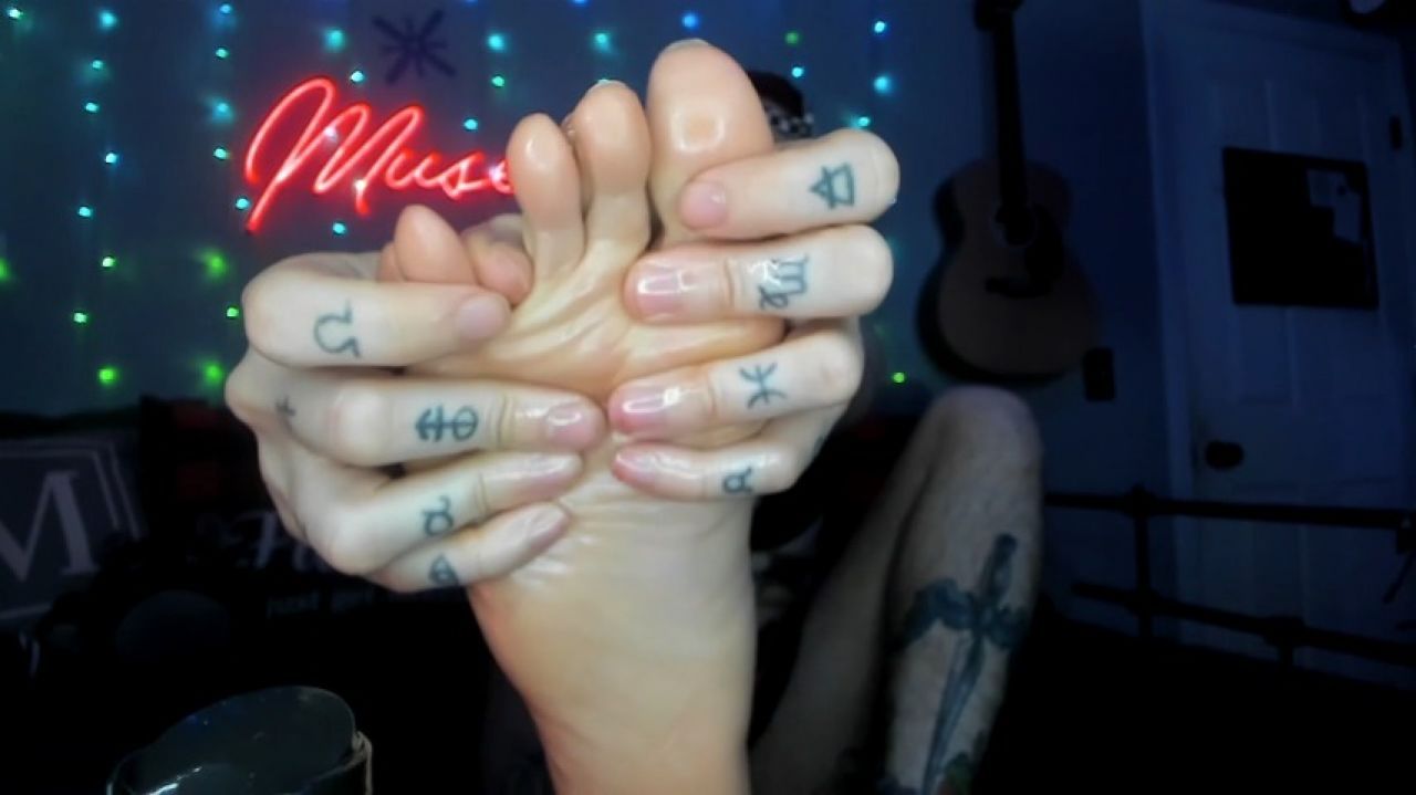 Oiling Feet and Toe Cracking