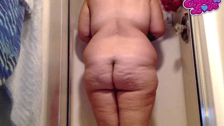 BBW Emily Showers and plays