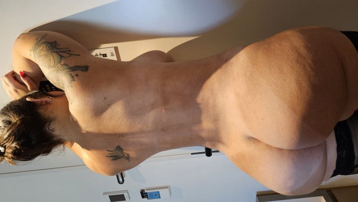 MANDY LEE Vs THE ASS-SQUEEZER