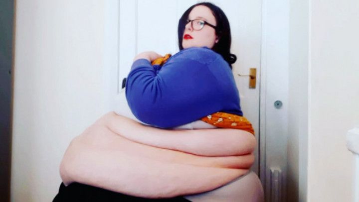 BBW SSBBW SHOWS OFF ENORMOUS BELLY IN KI