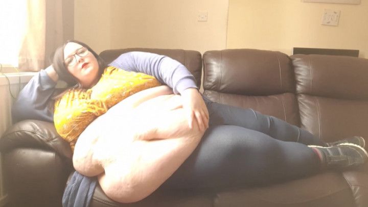 BBW SSBBW SHOWS OFF BELLY ON SOFA