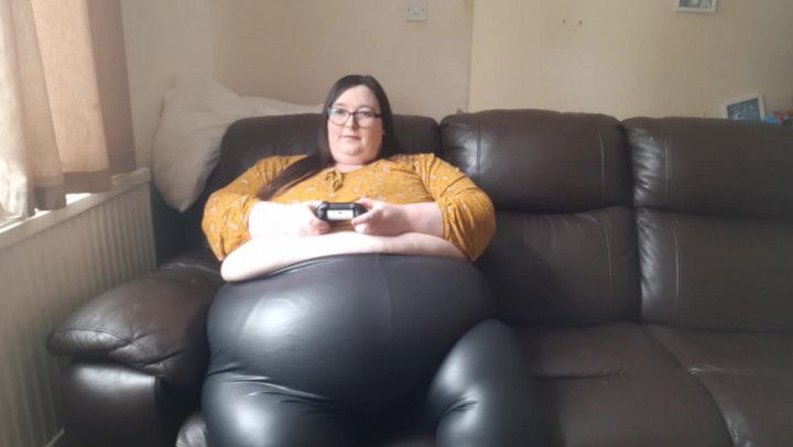 SSBBW GAMER GIRL IN LEATHER PANTS BELLY