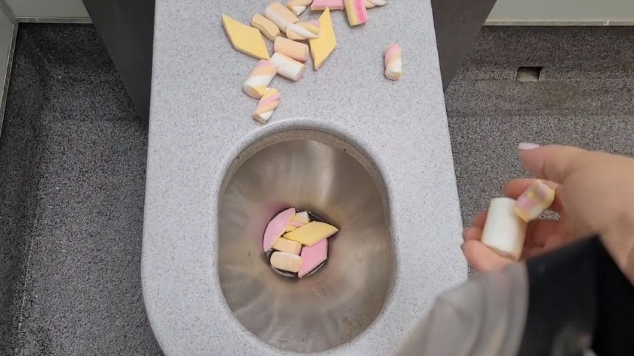 Autobahn Klo - Versiffte Marshmallows fuer dich