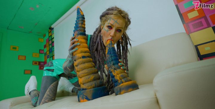 I play anal with XXL TENTACLE SEXTOY in my ass