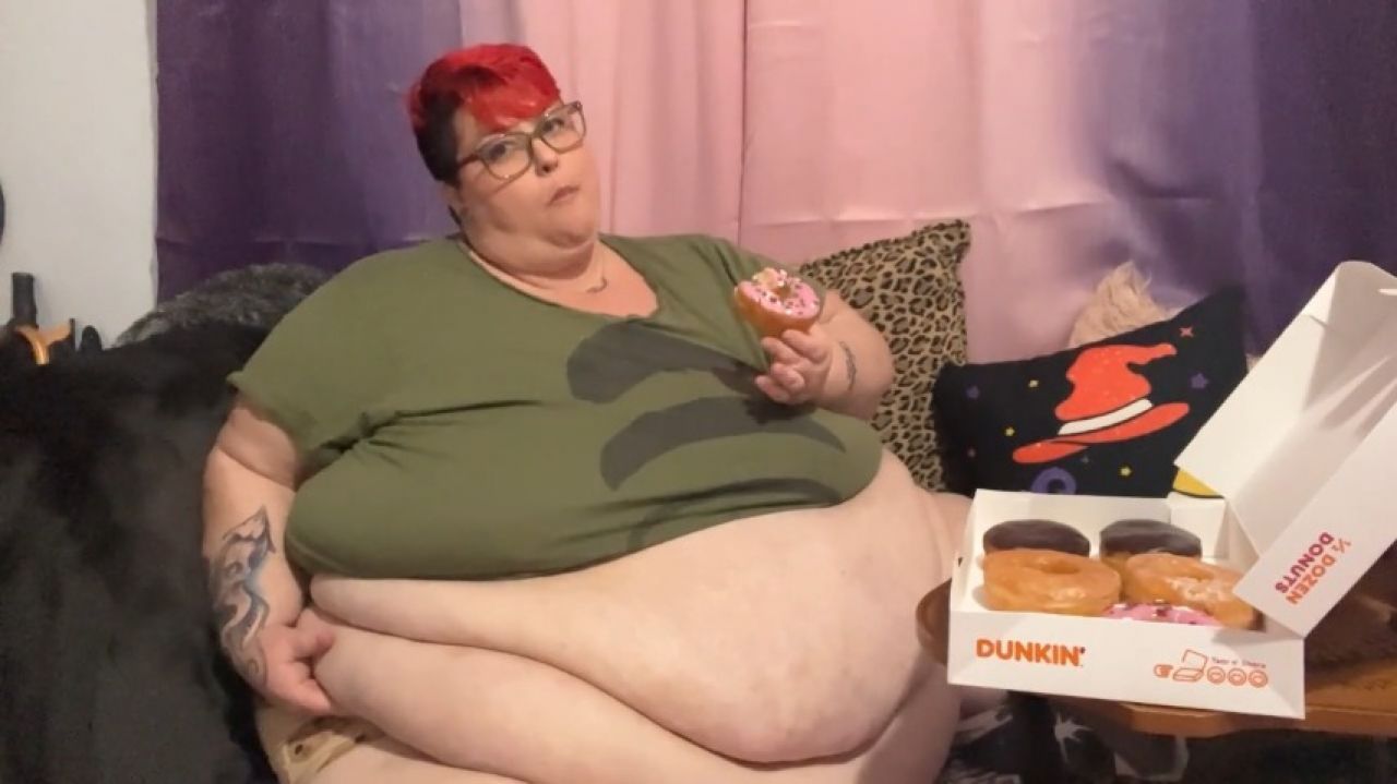 Fat as Fuck Facestuffing with SSBBW Reenaye Starr SD