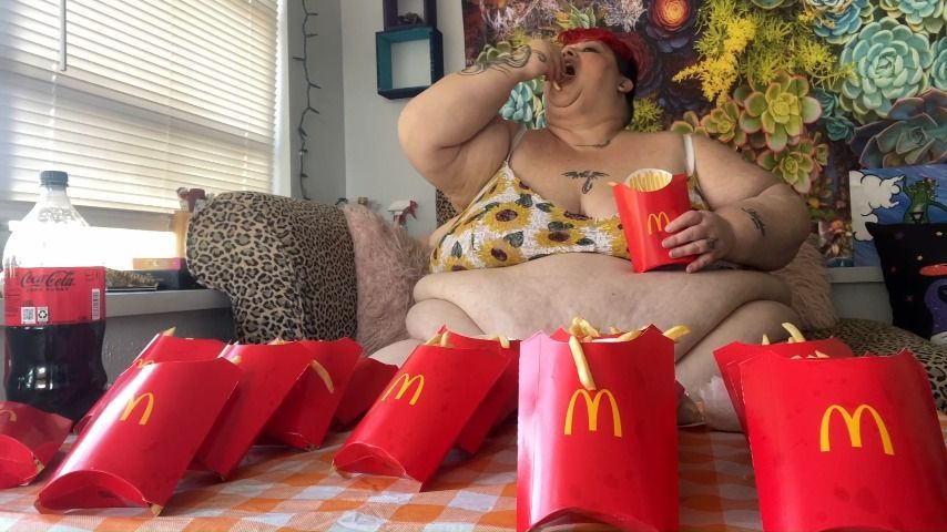 Queen Piggy's 20 Large Fries Stuffing Challenge HD