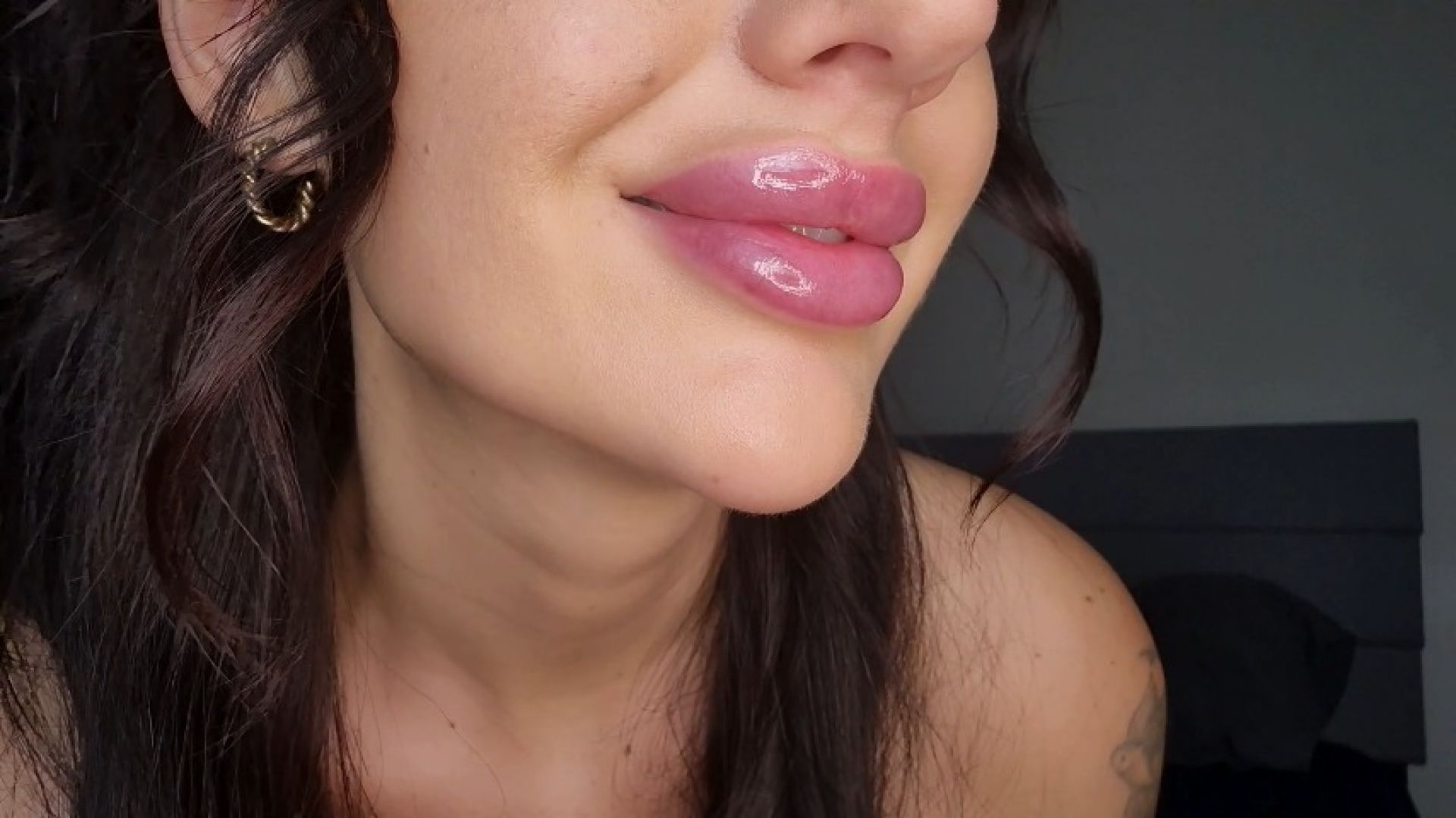 FREE SFW Applying My Lip Gloss