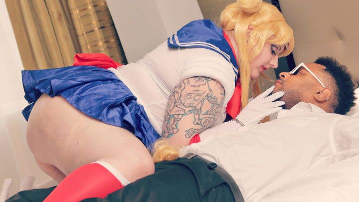 Sailor Moon Vs Tuxedo Mask - BBW Cosplay