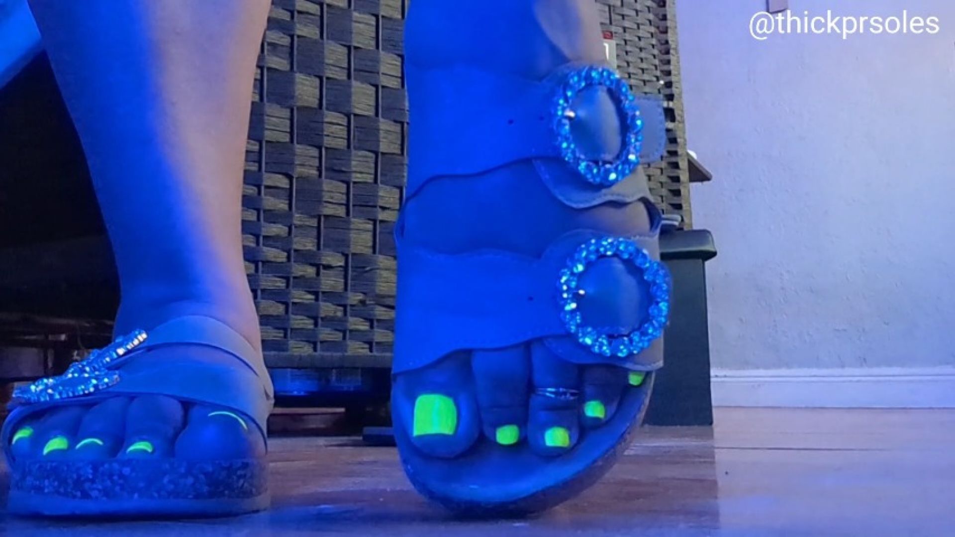 Neon pedicure cum countdown