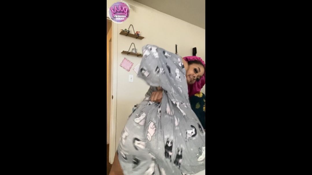 Gassy Big booty Ebony Farts n twerks n Nightgown Closeup