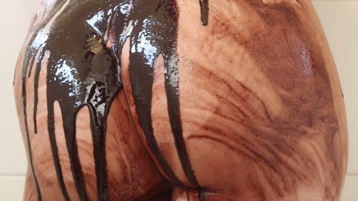 Covering my body in chocolate sauce