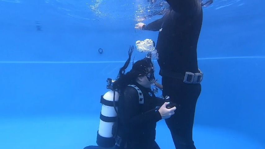 Underwater blow job by scuba girl