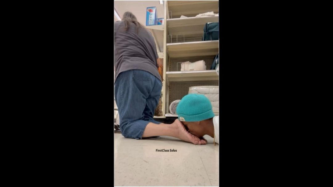 Target Stranger - Approach &amp; Sniff