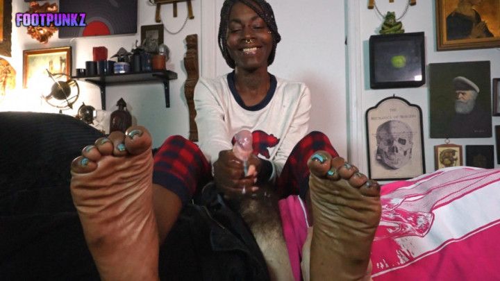 Doordash Girl Calls out to Give Stinky Foot Smelling Handjob