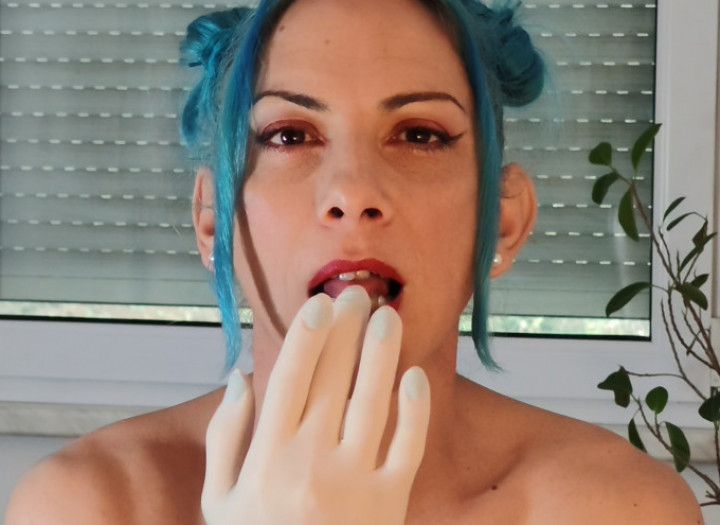 Les mains gantées de blanc White Gloved Hands