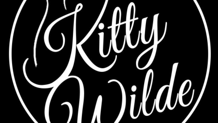 Naked BBW shows off curves &amp; fucks dildo