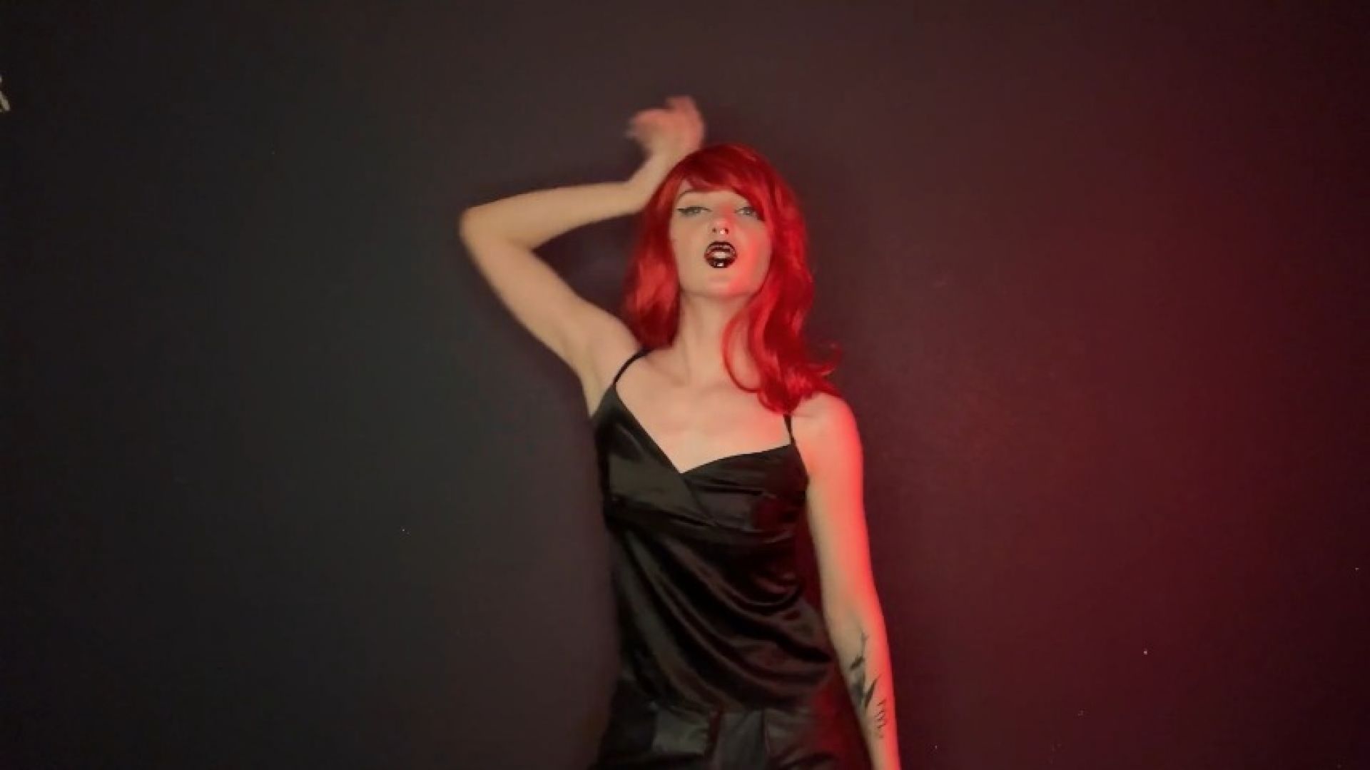 Hot dance in black pajamas