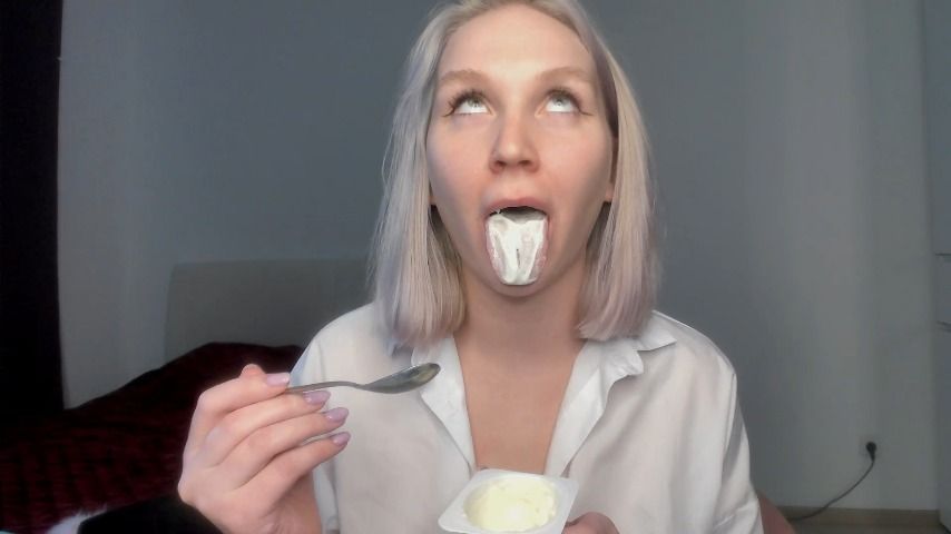 I eat delicious yogurt