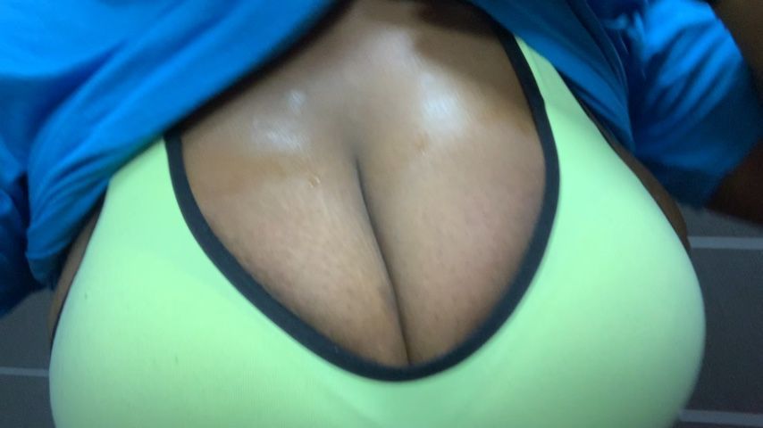 Sweaty gym titty shake