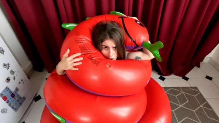 Giant serpent squeeze struggle