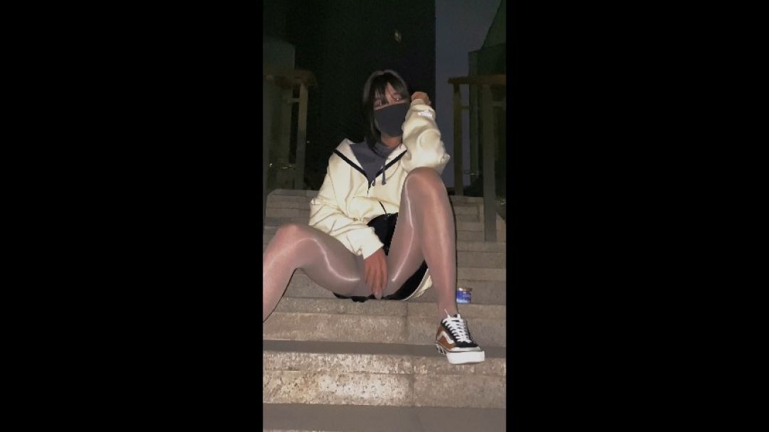 04 Shemale in Pantyhose Public Foot Show