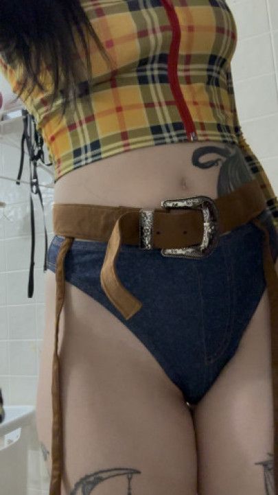 how many fingers fit in a cowgirl