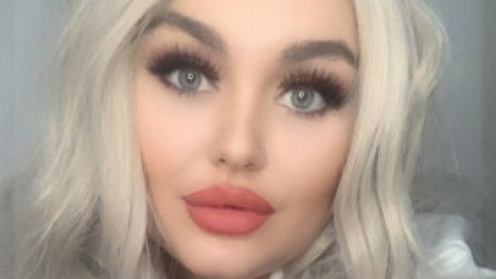 HORNY BLONDE BRITISH MILF FUCKS HERSELF