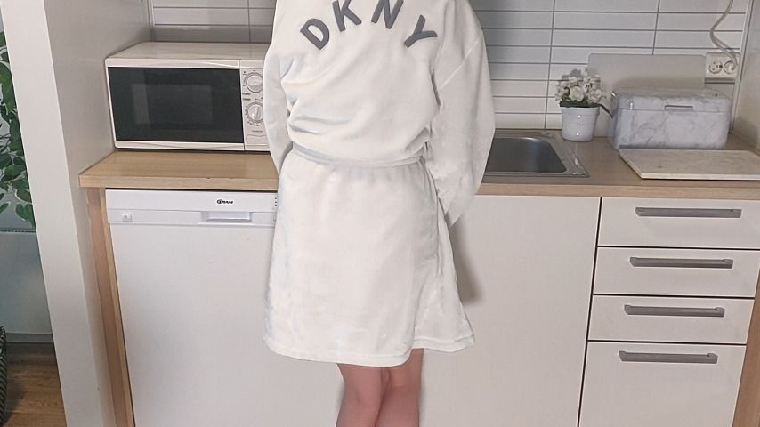 Desperate girl pee while doing dishes