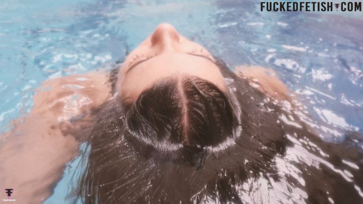 4K Emy WetLook Pool Hair