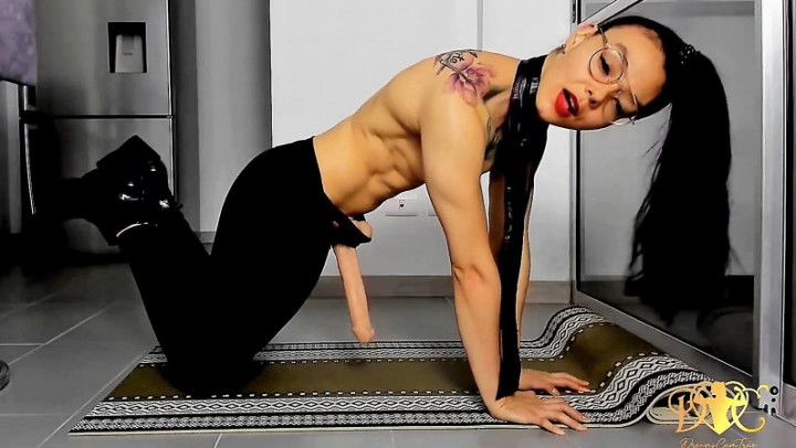 Emilia Clarkson - Strapon Dom