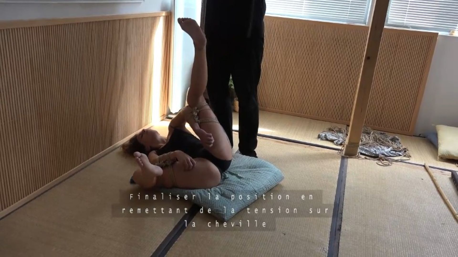 Shibari tutorial : Leg spreader hands inside thighs