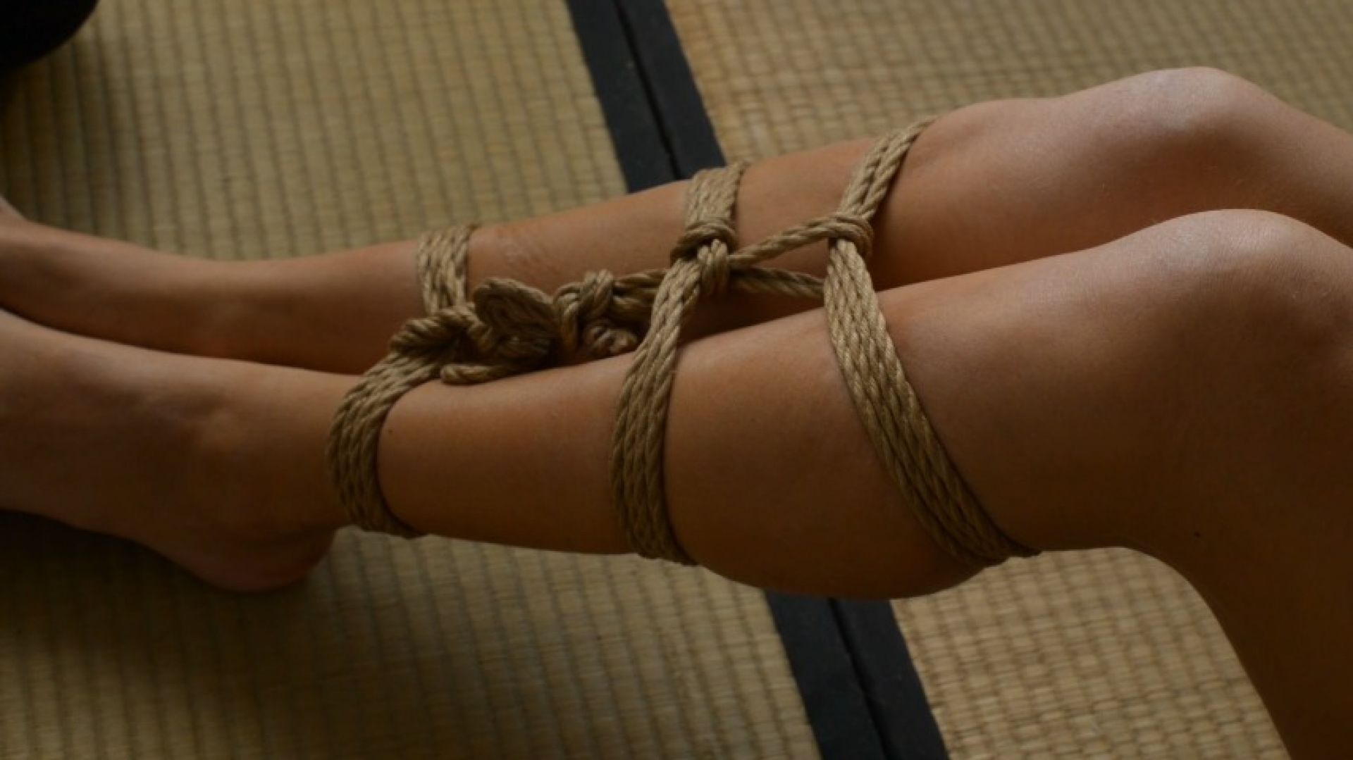 Shibari tutorial : Calves bandage