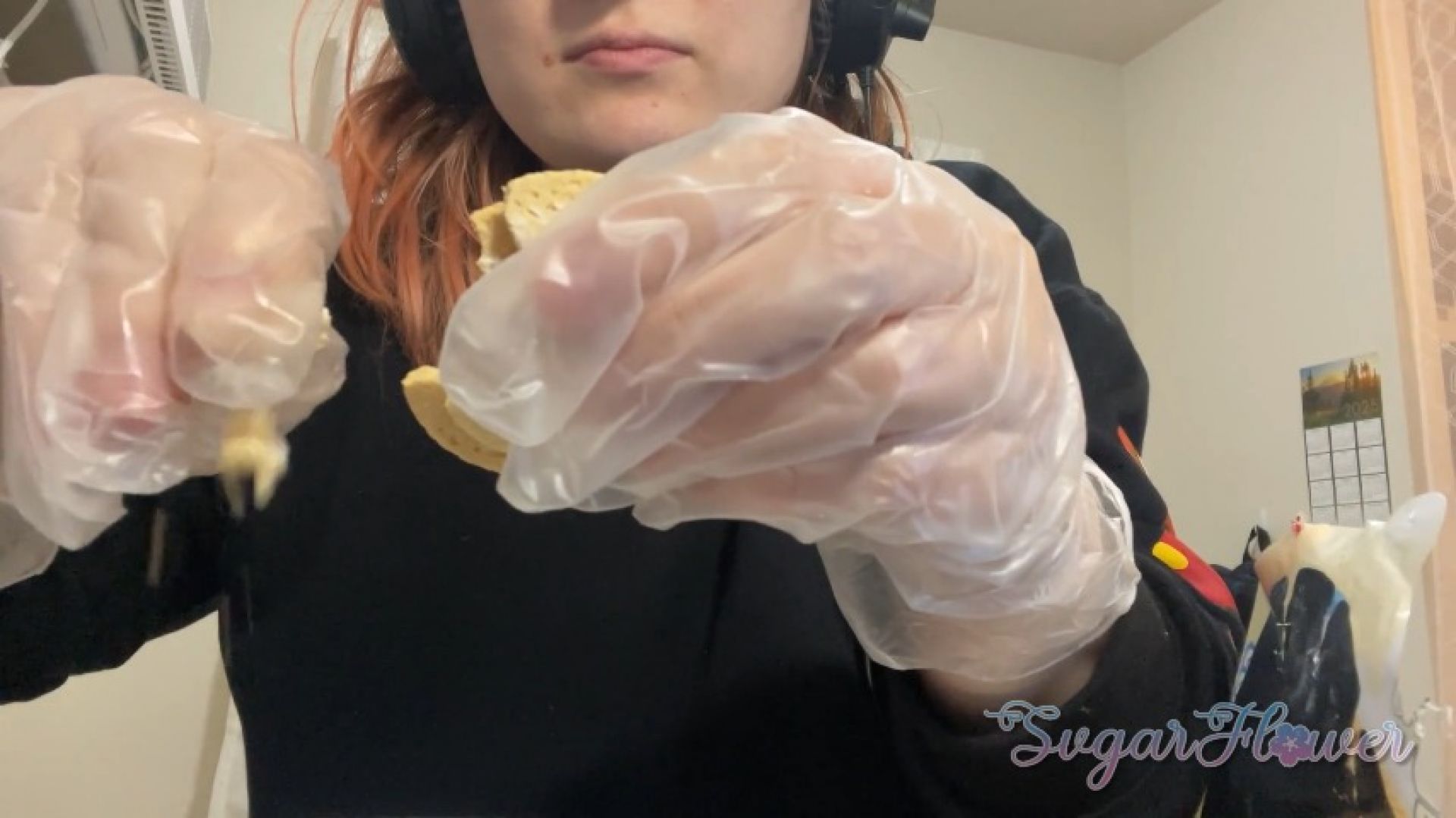 ASMR - Crushing Oreos with Gloves - SFW