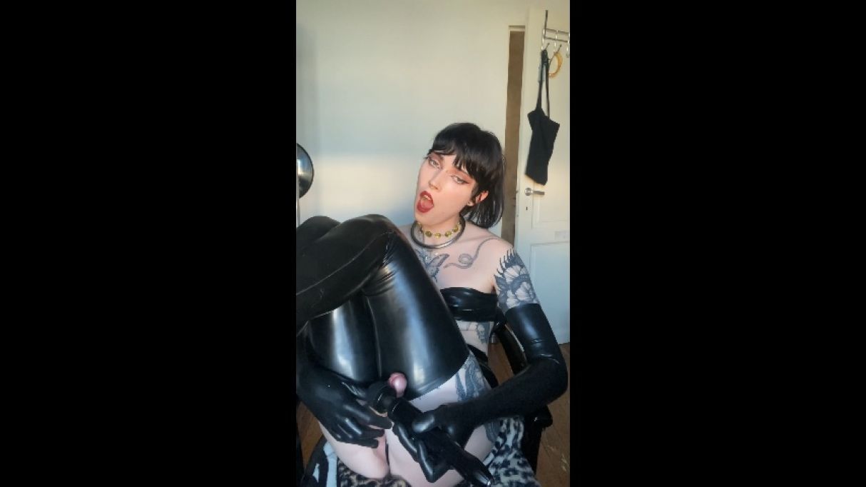 Trans girl in latex makes herself cum on her stockings