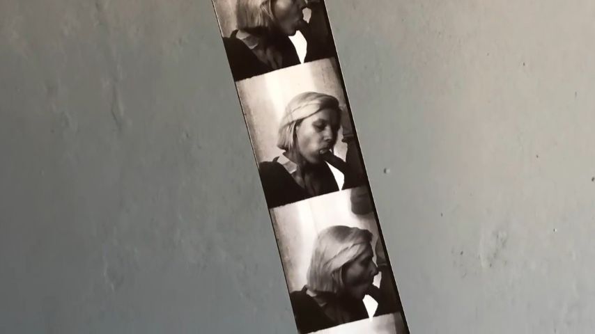Risky Blowjob In Photobooth
