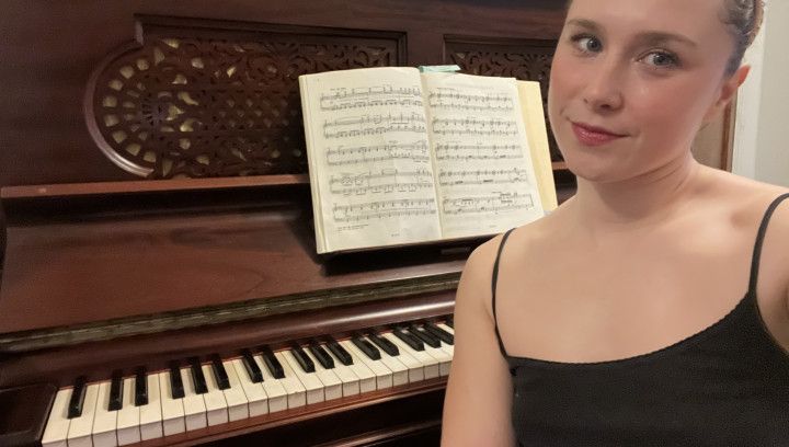 SFW Girlfriend Plays Piano For You - Gershwin