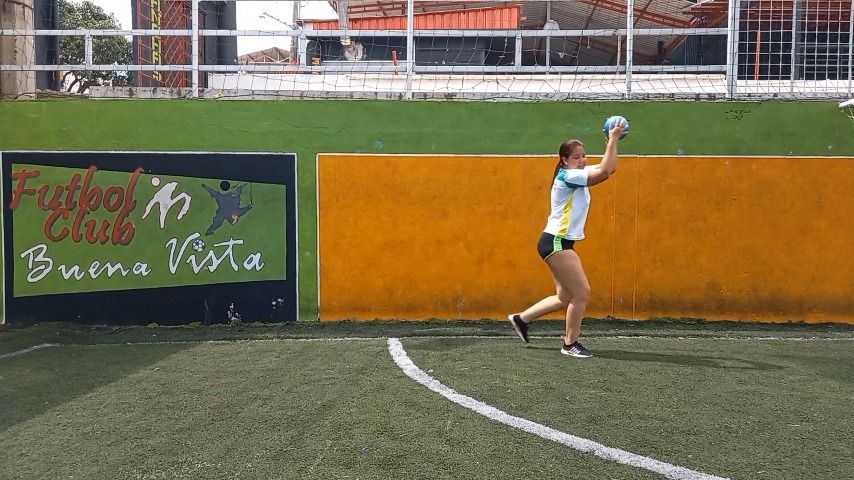 Girl play handbalo/chica juega balonmano