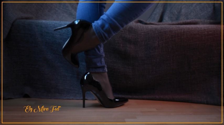 Curvy feet in jeans stockings and heels